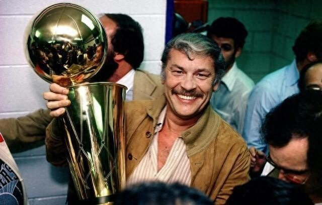 开yun体育平台官网入口登录-79年老巴斯6700万收购湖人，如今卖了值多少钱？网友：难以置信|科比·布莱恩特|詹姆斯|总冠军|NBA|斯坦利-约翰逊_新浪体育_新浪新闻