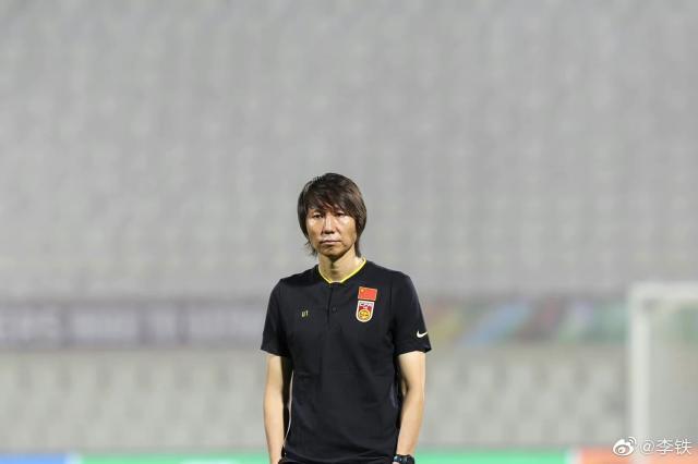 开云体育登录网站入口-李铁：20年从国脚到国足主帅 微笑面对成功或失败